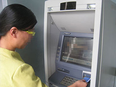 Bị lấy cả chục triệu đồng vì kẹt thẻ ATM
