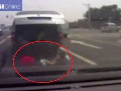 Clip: Thót tim cảnh 3 đứa trẻ rơi khỏi cốp xe, ngã lăn xuống đường