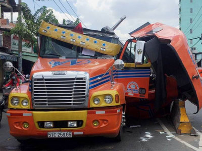 Cuộn thép nặng hàng chục tấn đè nát cabin xe container