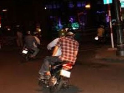 Dọa rút súng, cướp tài sản của 3 người nước ngoài