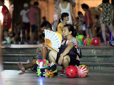 Người Thủ đô ra vỉa hè ngủ giữa đêm hè nóng 40 độ C