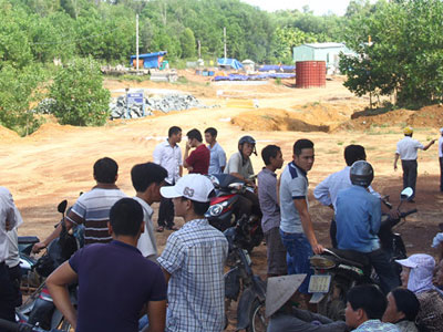 Quan tài "phong tỏa" đường cao tốc: Khởi tố thêm 2 người kê khống hàng chục mộ