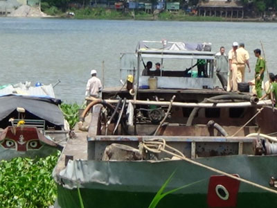 Sà lan tông ghe đang đậu, 2 mẹ con chết thảm