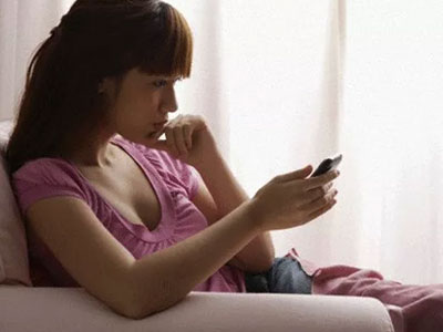 Ám ảnh khi vợ mải nhắn tin với bạn trai đến nỗi quên... chăm con ốm