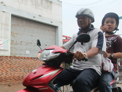 Chống ngập chưa từng thấy: xây tường cả mét trước nhà dân