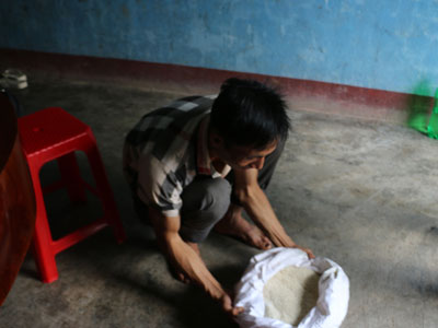 Người nghèo mang gạo hỗ trợ đi bán vì... quá khó ăn (!)
