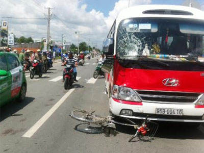 2 mẹ con đi xe đạp bị xe khách tông, kéo lê hơn 30m