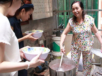 Bà chủ nhà trọ tốt bụng nhất Hà Nội: Nấu cho sinh viên ăn, thương như con