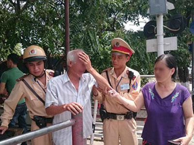 CSGT chặn kịp thời, cứu ông cụ định lao xe vào tàu hỏa