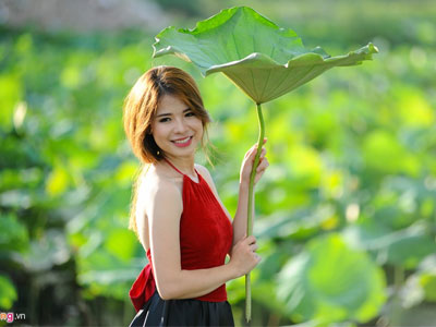 Giới trẻ Hà thành đội nắng tạo dáng với sen mất mùa