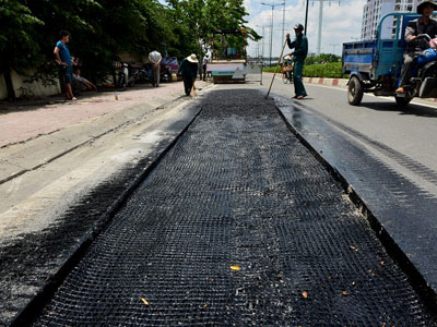 Nhiều vết nứt trên đường nội đô đẹp nhất Sài Gòn