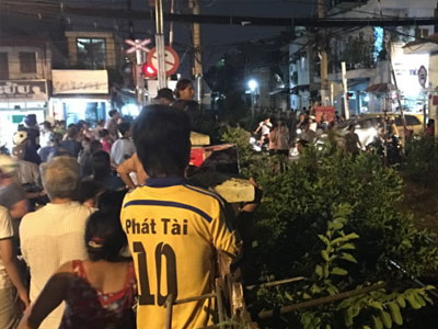 Thanh niên ngáo đá dùng dao cố thủ trong chốt trực xe lửa