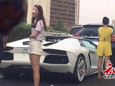 Cả đường phố náo loạn vì gái xinh đi xe sang gây tai nạn
