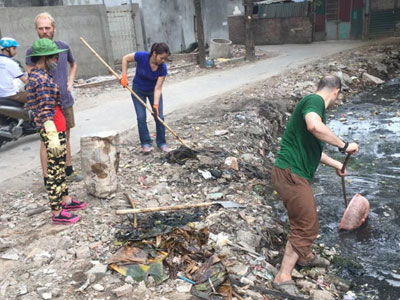 Clip ông Tây dọn rác ở Hà Nội: "Sau một đêm rác lại đầy"