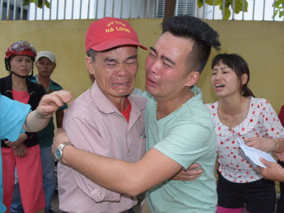 Lật tàu trên sông Hàn: Mất hết con rồi mình ơi!