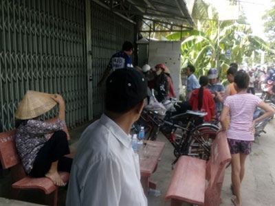 Nghi cha giết 2 con rồi tự tử: Vợ ngất lịm chứng kiến hỏa táng chồng