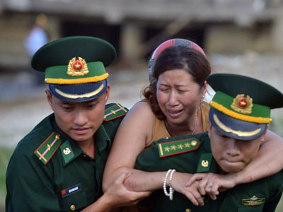 Tàu lật trên sông Hàn, vì sao chạy “chui” mà không ai phát hiện?