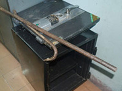 Trộm bê nguyên két sắt đựng gần 450 triệu đồng