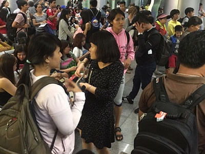 "Bát nháo" sân bay Đà Nẵng, hành khách ùn ứ ở 1 cửa ra máy bay