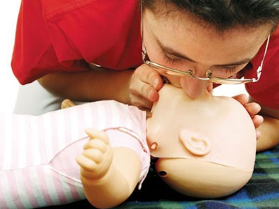 Bé gái 13 tháng tuổi tử vong khi ngã cắm đầu vào xô nước