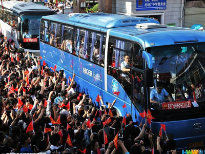 Choáng trước cảnh tượng hàng chục ngàn phụ huynh Trung Quốc tiễn con lên đường đi thi Đại học