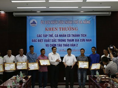 Chủ tịch Đà Nẵng cảm ơn những người hùng cứu nạn trên sông Hàn