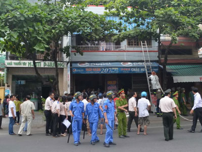 Phản đối cưỡng chế, 8 người cố thủ đổ xăng dọa thiêu