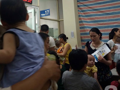 Vữa trần rơi trúng đầu trẻ 1 tuổi ở Bệnh viện Nhi Trung ương, nhiều người hoảng sợ