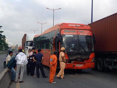Xe container đâm vào ôtô Phương Trang, hành khách hoảng loạn