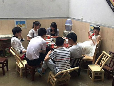 Đám cưới mùa ngập, khách mời chèo xuồng đi ăn tiệc