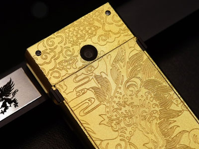 Điện thoại mạ vàng 24K, khắc hình rồng giá 125 triệu đồng