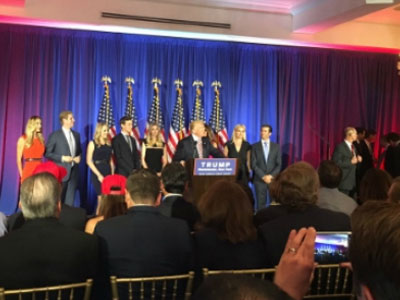 Donald Trump sẽ công bố "tất cả mọi thứ về gia đình Clinton"