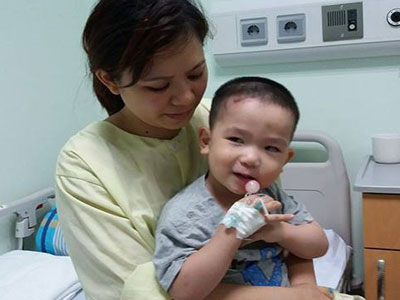 Hai mẹ con bị mảng vữa ở trần BV Nhi Trung Ương rơi trúng bàng hoàng kể lại sự việc