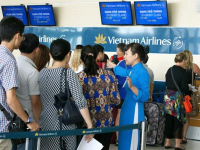 Hành khách xếp hàng dài vì nhà ga T1 Nội Bài mất điện