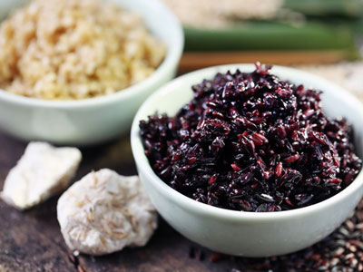 Thị trường Tết Đoan Ngọ: Cơm rượu nếp, mận Hậu, thịt vịt "cháy" hàng