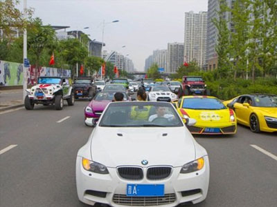 Thiếu gia, tiểu thư TQ khoe dàn siêu xe gây náo loạn