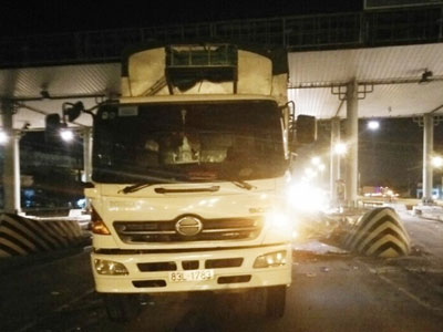 Xe tải mất thắng, tuột dốc trên cầu Cần Thơ