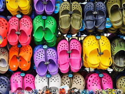 Dép Crocs tiện nhưng không lợi