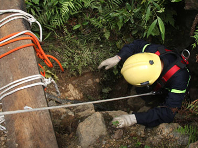 Thêm xác một phu vàng được đưa khỏi hang sâu 80m