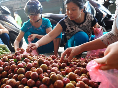 Rượu nếp, mận tam hoa đắt hàng ngày Tết Đoan Ngọ