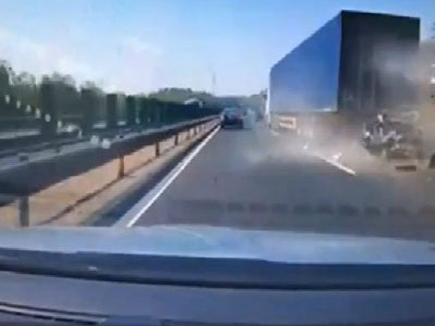 Số phận đen đủi của chiếc sedan kẹp giữa hai xe tải