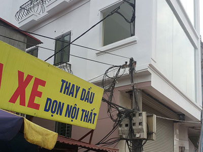Hà Nội: Xây nhà "ôm" luôn cả cột điện công cộng