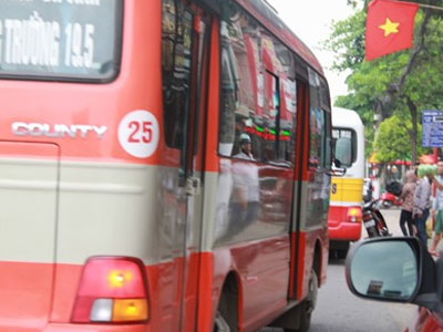 Lo bị giành khách, xe khách phong tỏa xe buýt