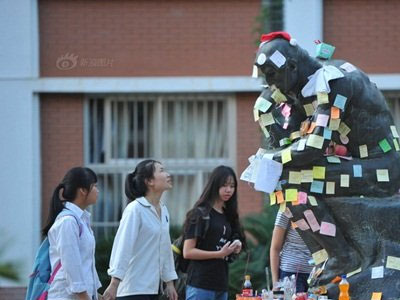 Sĩ tử TQ dán giấy nhớ khắp tượng vĩ nhân cầu thi đỗ ĐH