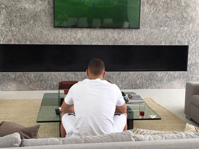 Benzema lủi thủi xem Pháp thi đấu qua TV