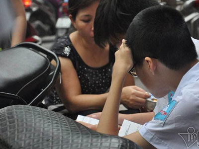 Phụ huynh nghèo toát mồ hôi lo con trượt lớp 10 công lập