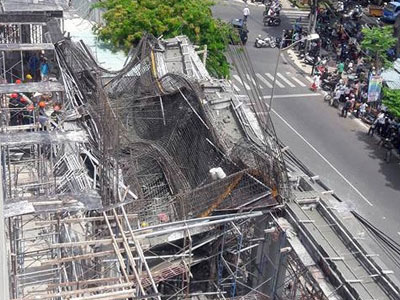 Sập giàn giáo, 2 người mắc kẹt đã tử vong