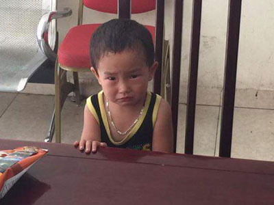 Hà Nội: Bé trai 2 tuổi bị bỏ rơi ở quán phở cùng bức thư “bố đi tù, mẹ không đủ sức nuôi”