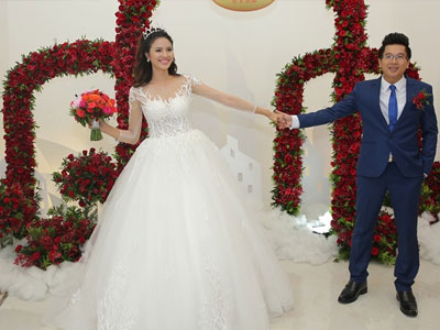 Tiệc cưới ngập sắc hoa hồng của "gái quê" Lê Phương