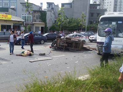 Xe ba gác chạy ngược chiều tông trúng ôtô khách